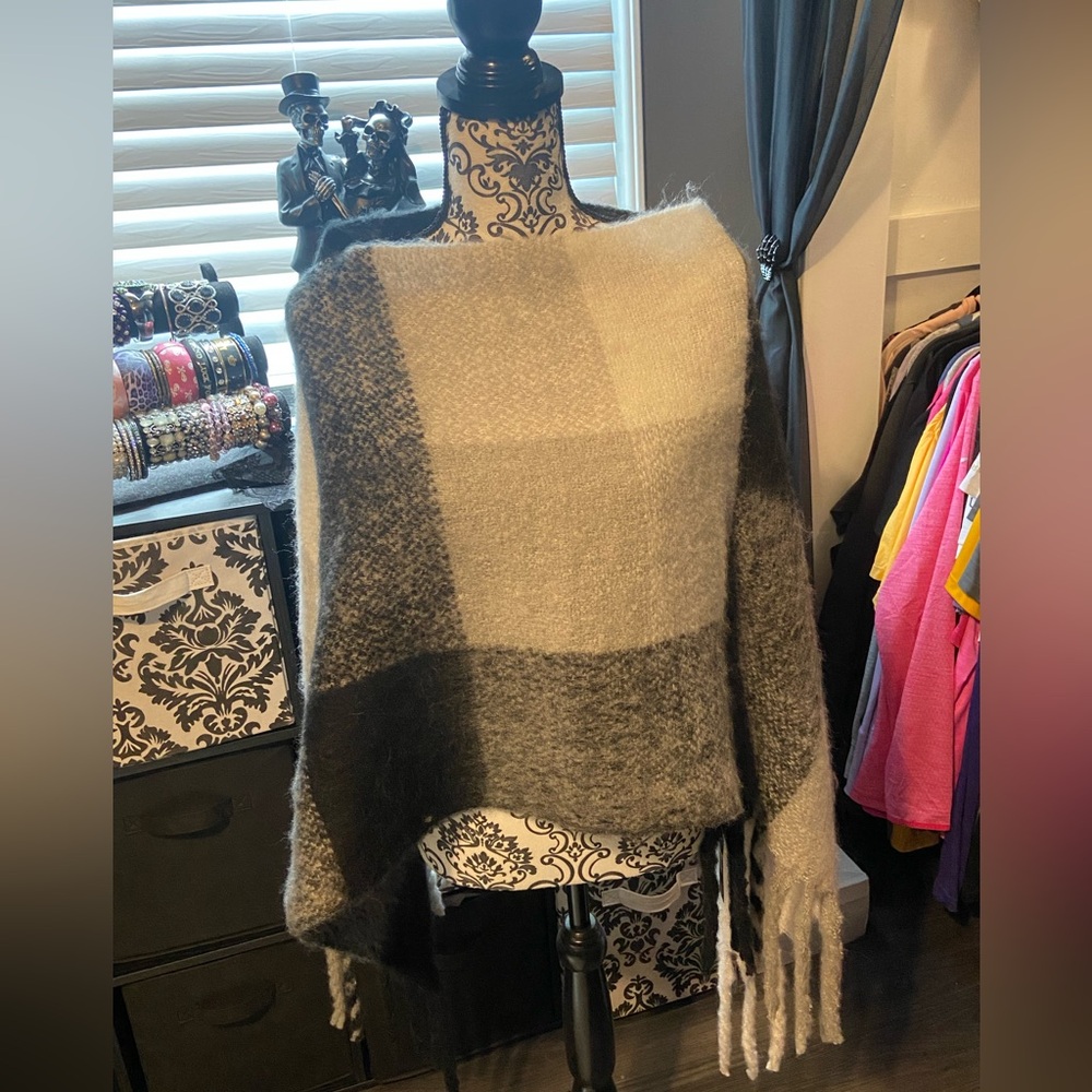 NWT Janice Apparel Poncho-One Size